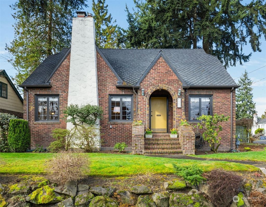 Photo of 6555 32nd Avenue NE, Seattle, WA 98115 (MLS # 2206856)