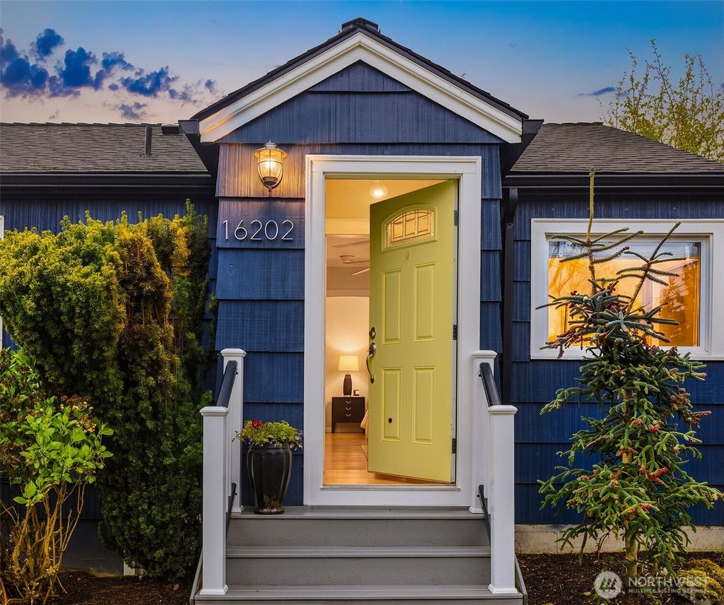 Photo of 16202 11th Avenue SW, Burien, WA 98166 (MLS # 2504315)