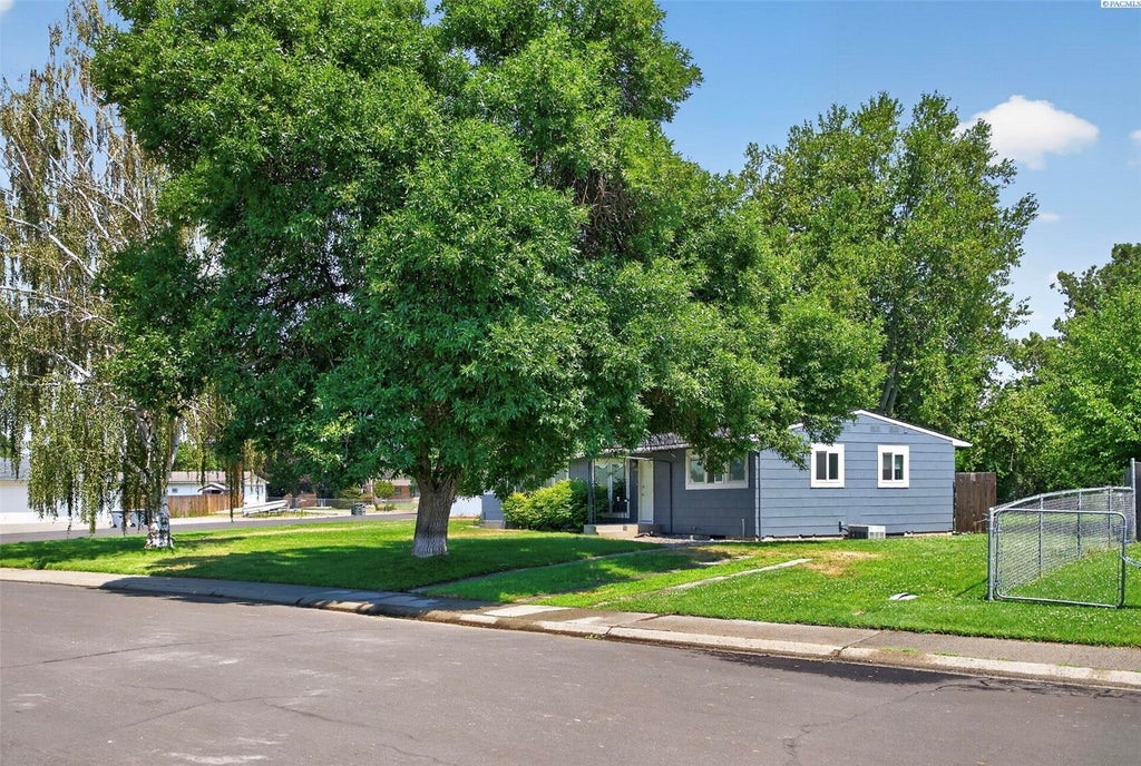 Photo of 1016 Cedar Avenue #A, Richland, WA 99354 (MLS # 2596285)