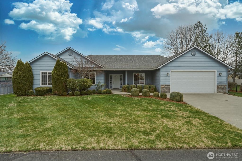 Photo of 803 SE Vintage Way, College Place, WA 99324 (MLS # 2495663)