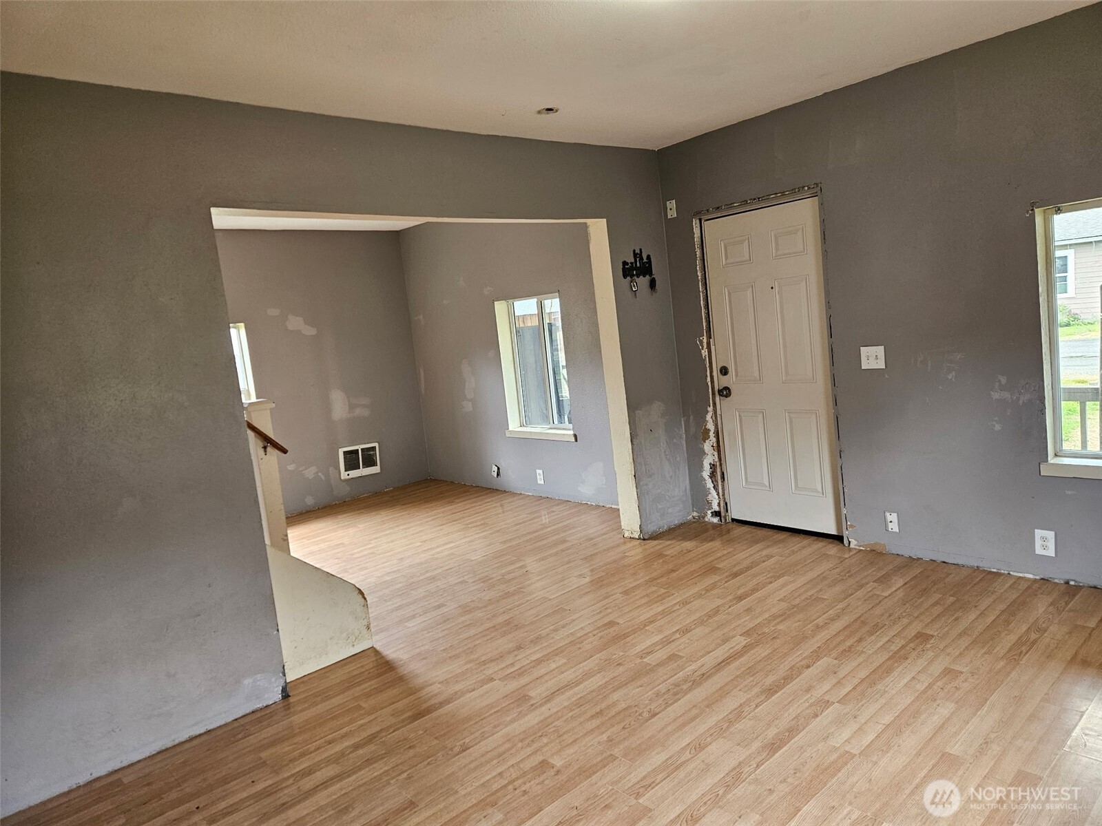 906 SW Mayer