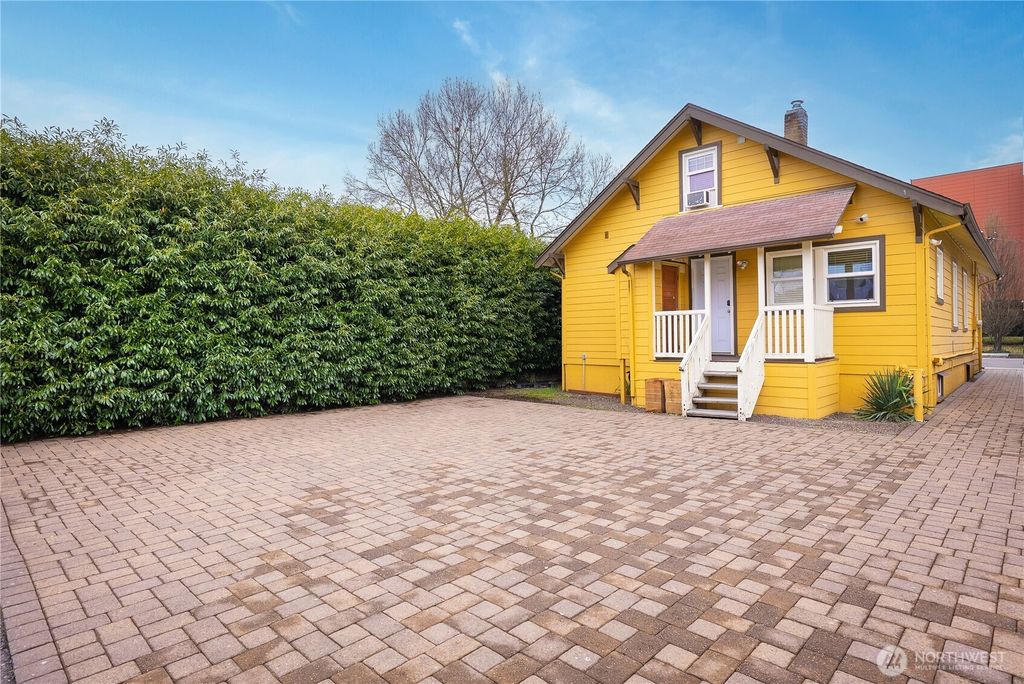 Photo of 370 Park Avenue N, Renton, WA 98057 (MLS # 2500059)