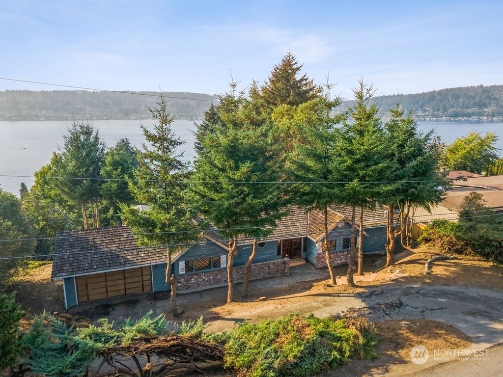 Photo of 15705 62nd Avenue NE, Kenmore, WA 98028 (MLS # 2132979)