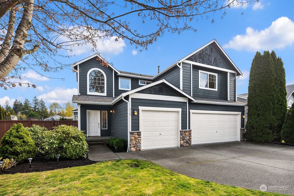 Photo of 714 Rosario Place NE, Renton, WA 98059 (MLS # 2213636)