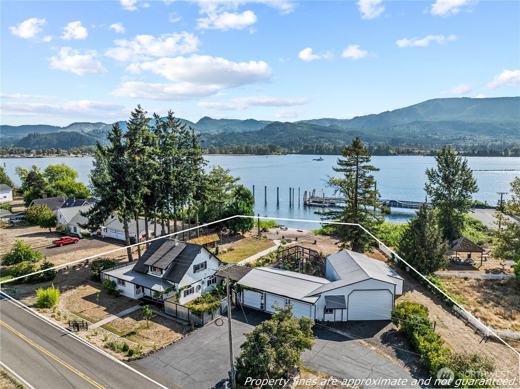 Photo of 10 E Sunny Sands Road, Cathlamet, WA 98612 (MLS # 2499584)