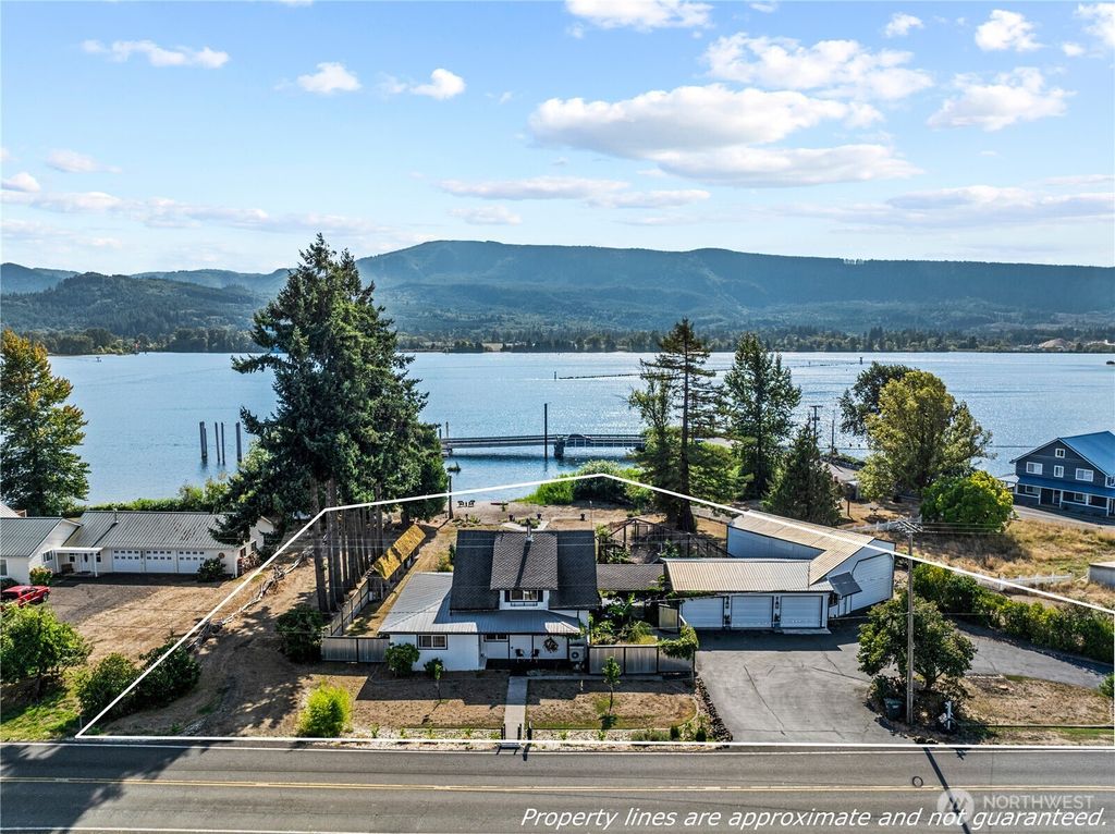 Photo of 10 E Sunny Sands Road, Cathlamet, WA 98612 (MLS # 2499584)