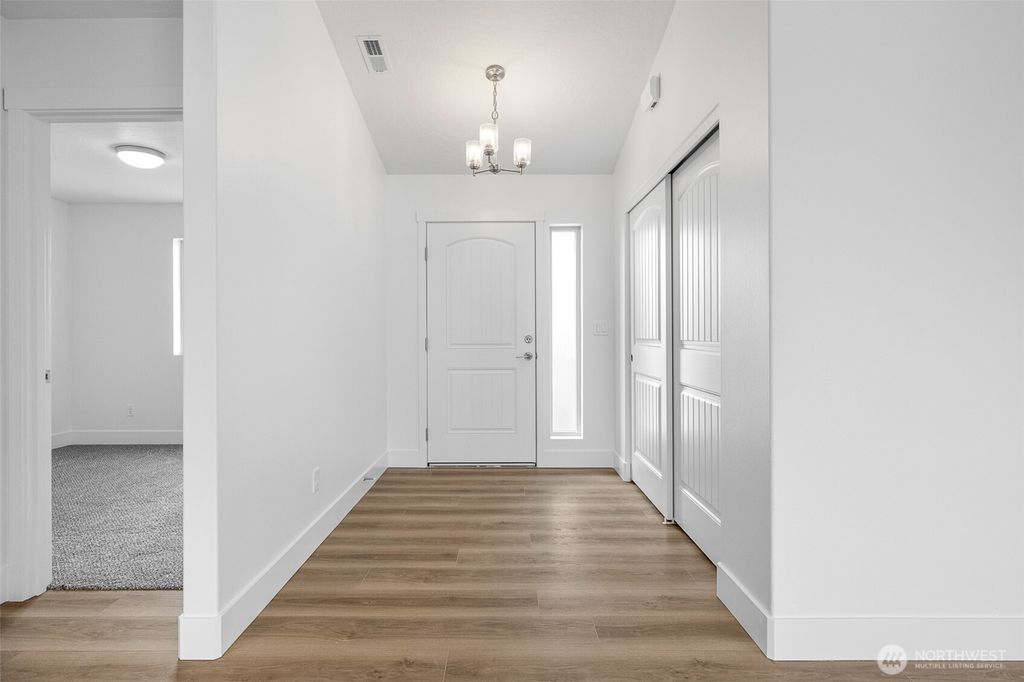 Photo of 221 Lessor Loop, Moses Lake, WA 98837 (MLS # 2459832)