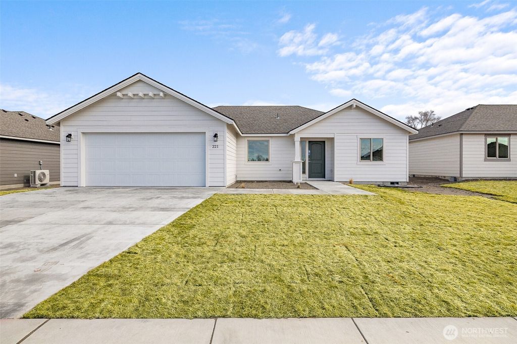 Photo of 221 Lessor Loop, Moses Lake, WA 98837 (MLS # 2459832)