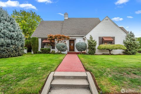 Photo of 1005 Fuller Street, Wenatchee, WA 98801 (MLS # 2440118)