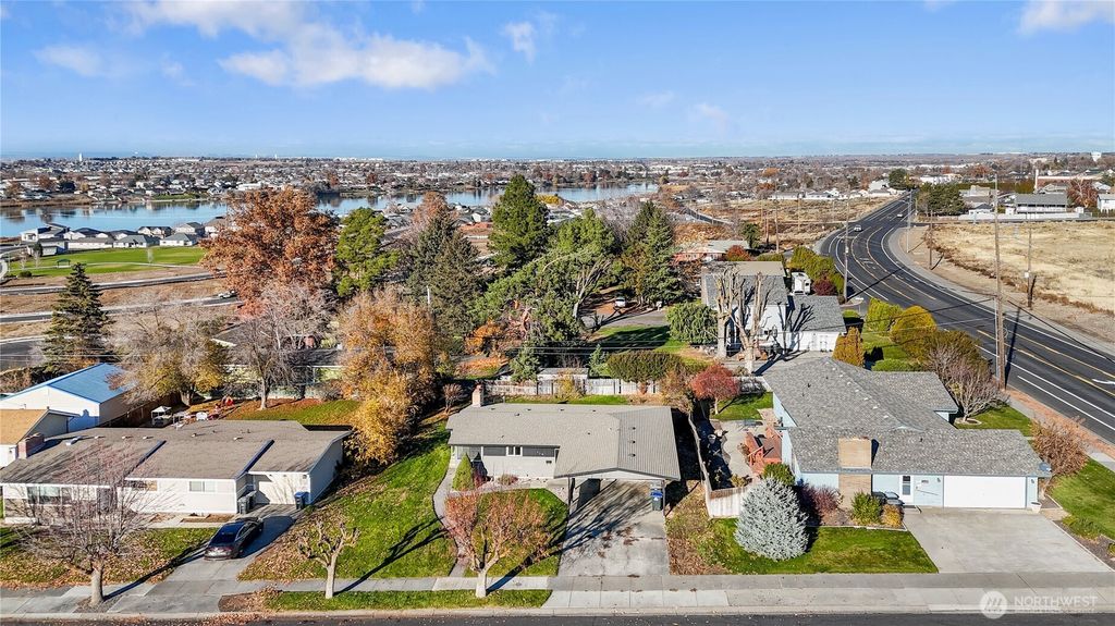 Photo of 110 W Linden Avenue, Moses Lake, WA 98837 (MLS # 2456908)