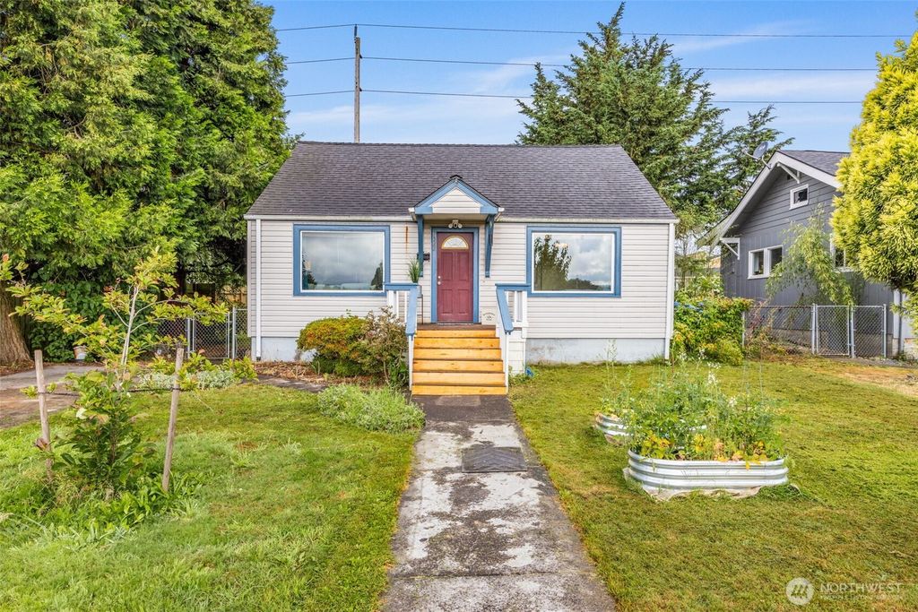 Photo of 1522 Chestnut Street, Everett, WA 98201 (MLS # 2415545)