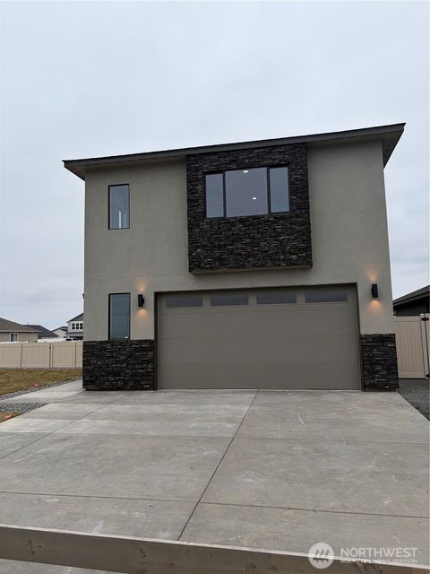 Photo of 1012 NE 9th Avenue, Ephrata, WA 98823 (MLS # 2436506)