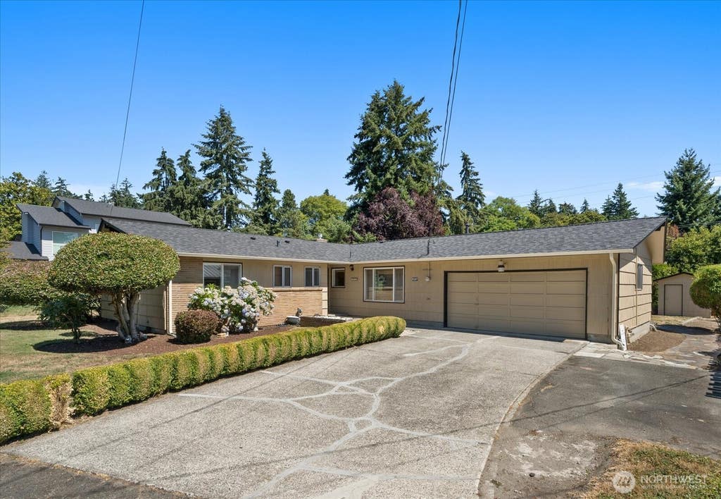 Photo of 1016 S 203rd Street, Des Moines, WA 98198 (MLS # 2567188)