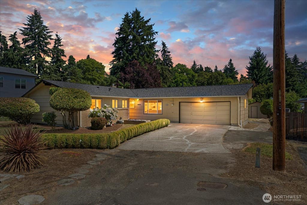 Photo of 1016 S 203rd Street, Des Moines, WA 98198 (MLS # 2567188)