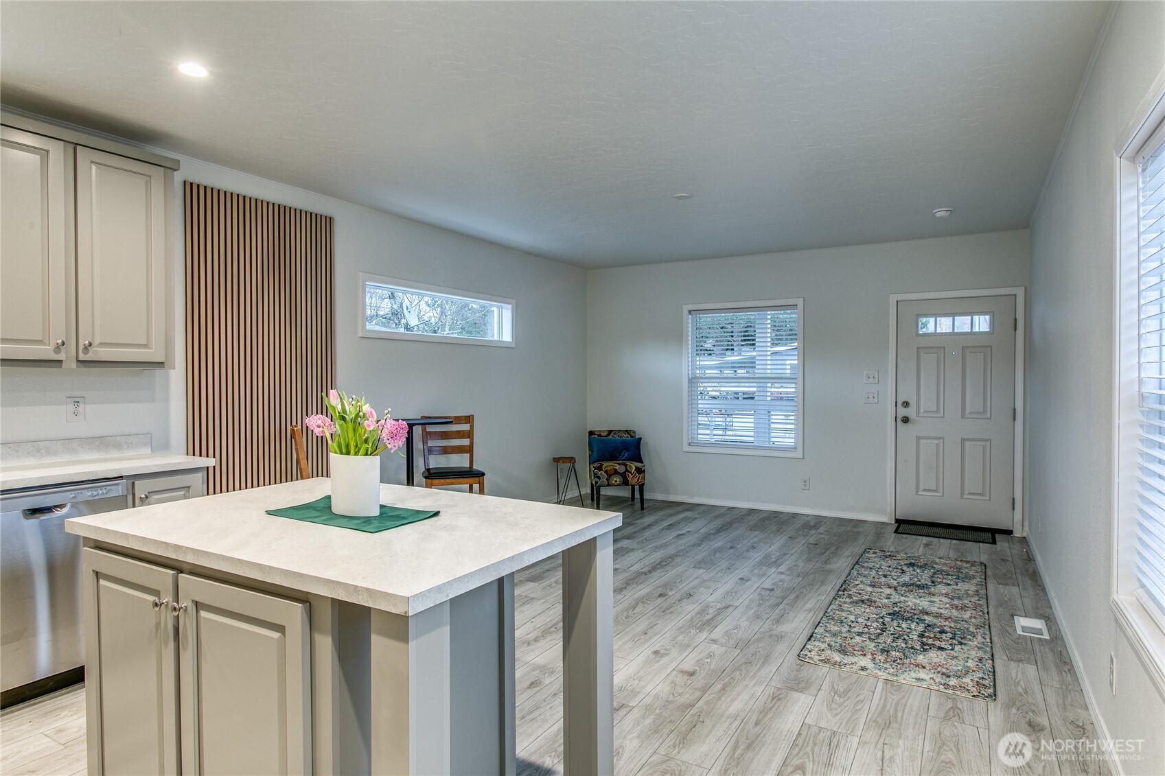 2400 DONOVAN Avenue 4