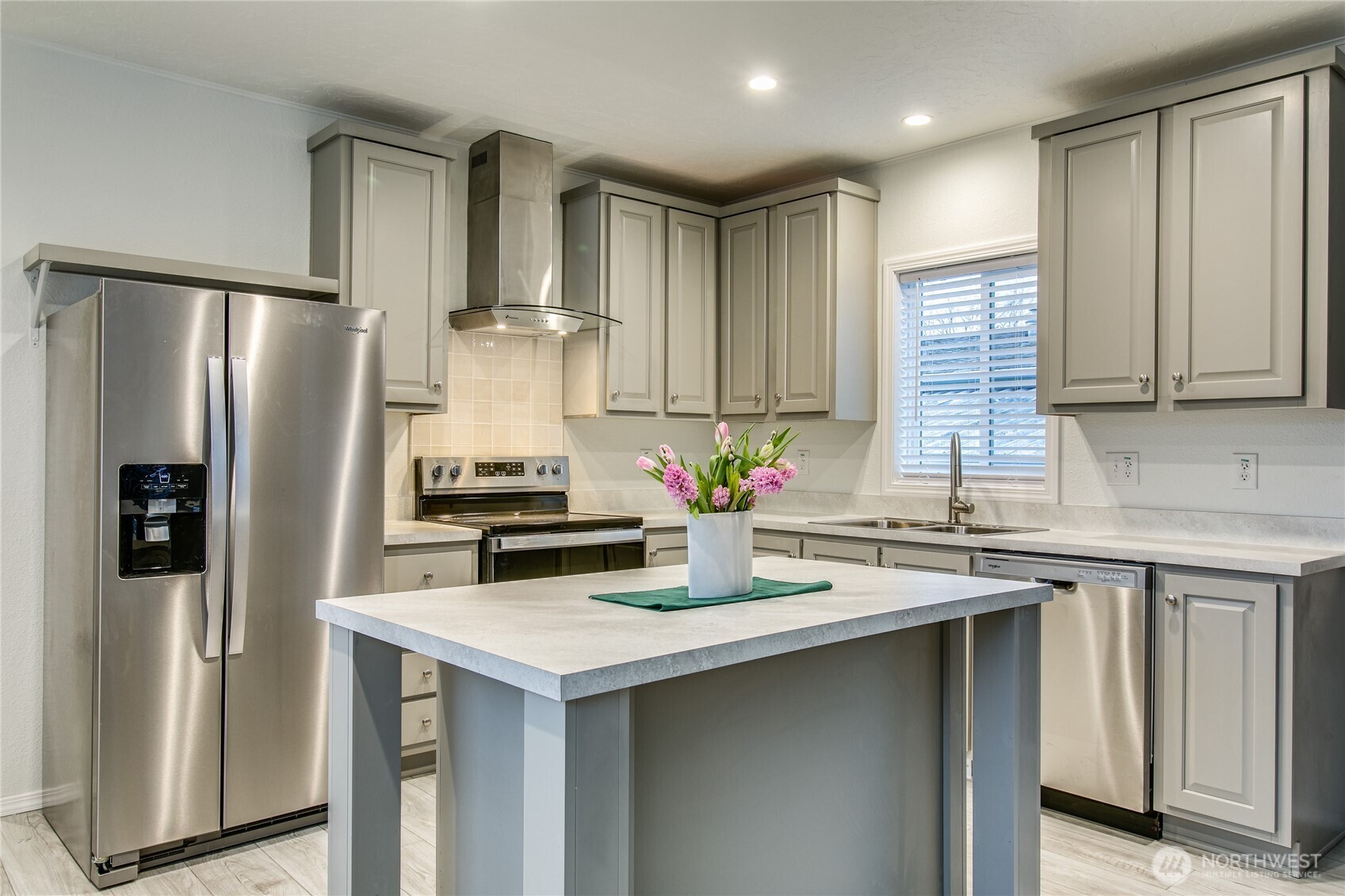 2400 DONOVAN Avenue 4