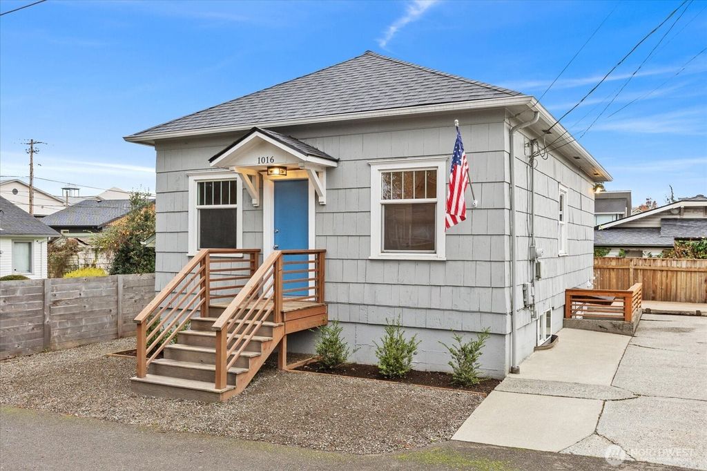 Photo of 1016 Rockefeller Avenue, Everett, WA 98201 (MLS # 2457553)