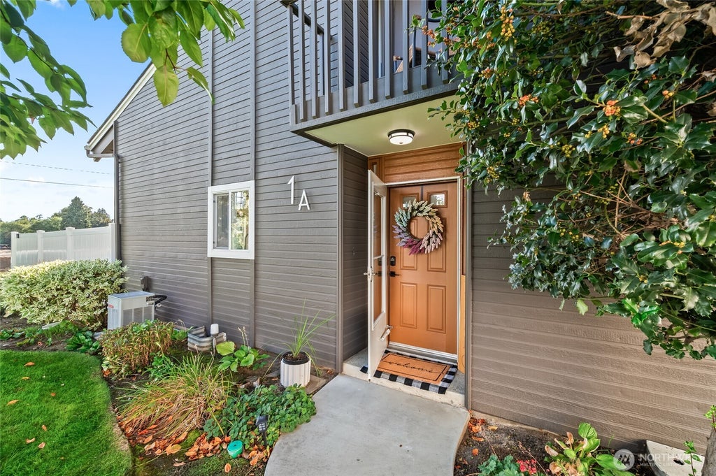 Photo of 10 S Cove Avenue #1A, Wenatchee, WA 98801 (MLS # 2589456)