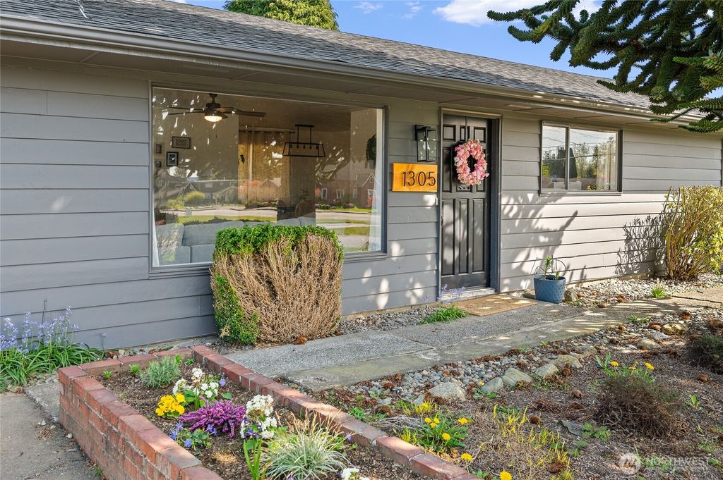 Photo of 1305 Lake view Avenue, Snohomish, WA 98290 (MLS # 2423272)