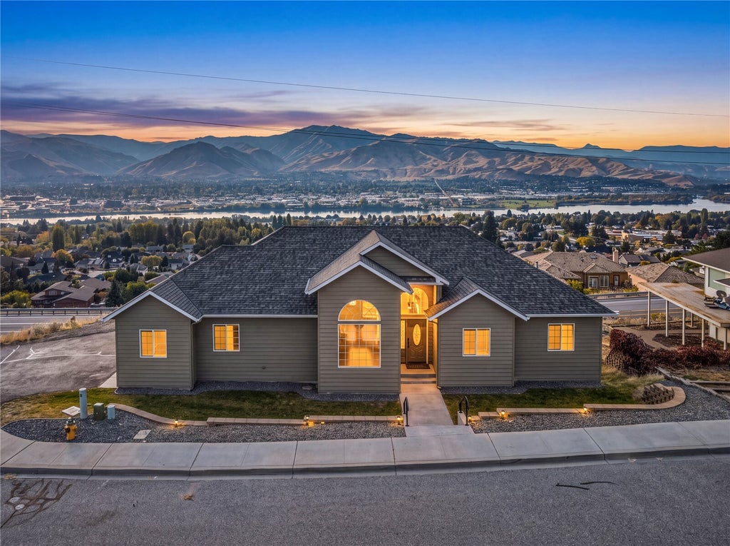 Photo of 566 Lower Daniels Drive, East Wenatchee, WA 98802 (MLS # 2582765)