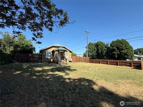 Photo of 402 S Main Street, Omak, WA 98841 (MLS # 2527955)