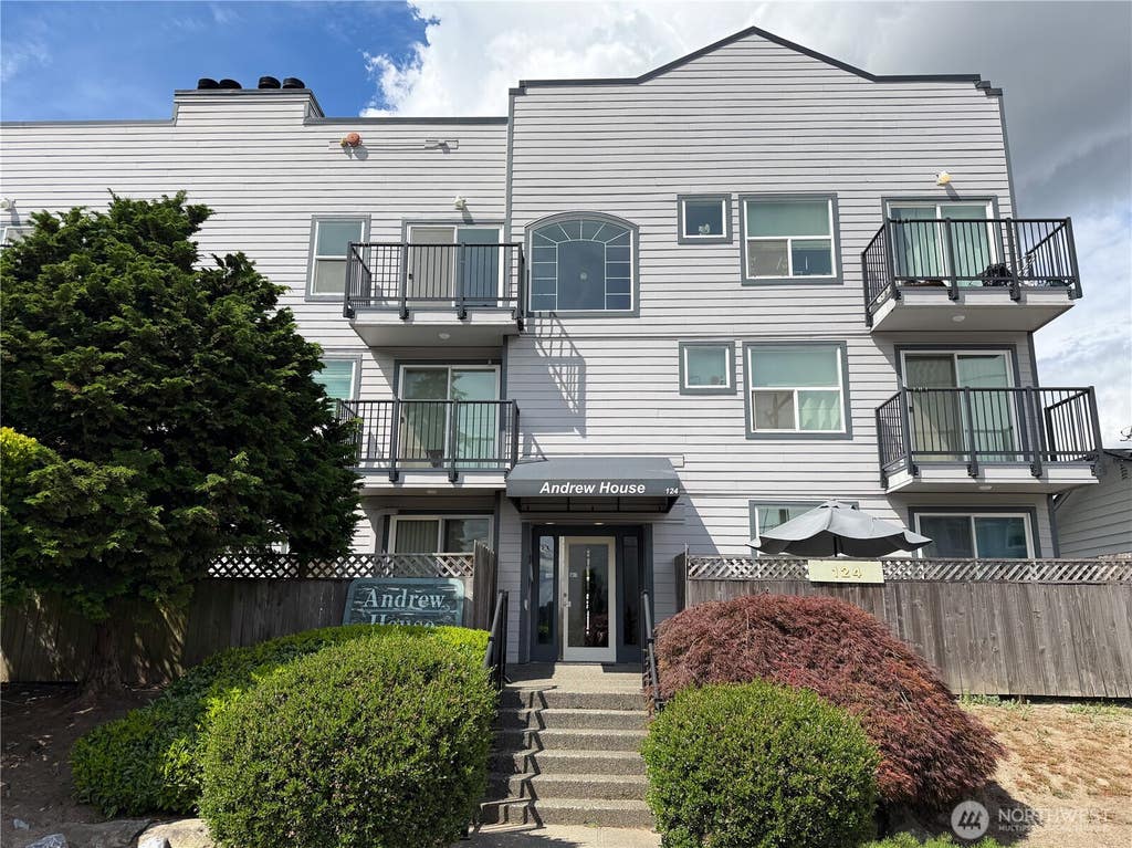 Photo of 124 SW 154th Street #302, Burien, WA 98166 (MLS # 2546377)