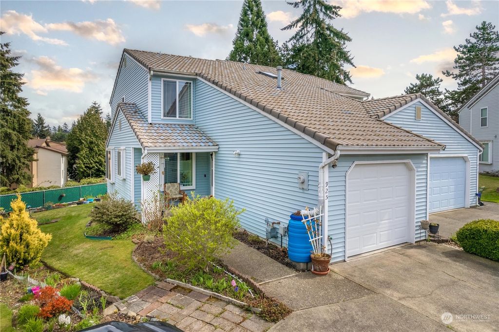 Photo of 925 S 310th Place, Federal Way, WA 98003 (MLS # 2054373)