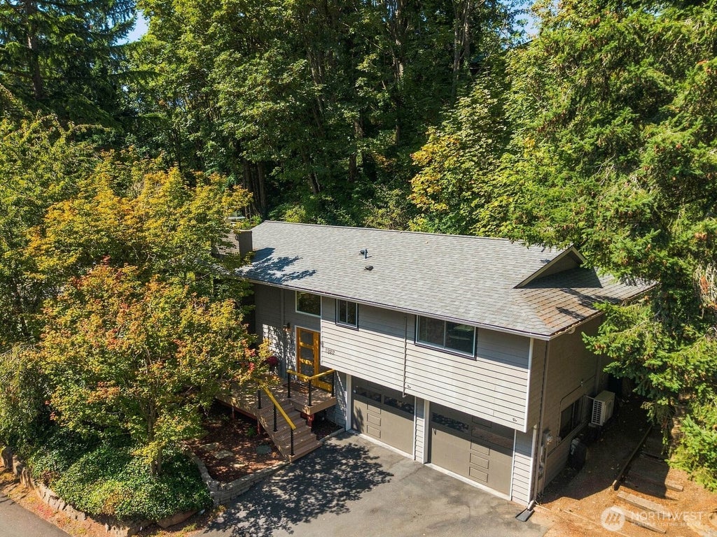 Photo of 13917 16th Place SW, Burien, WA 98166 (MLS # 2576219)