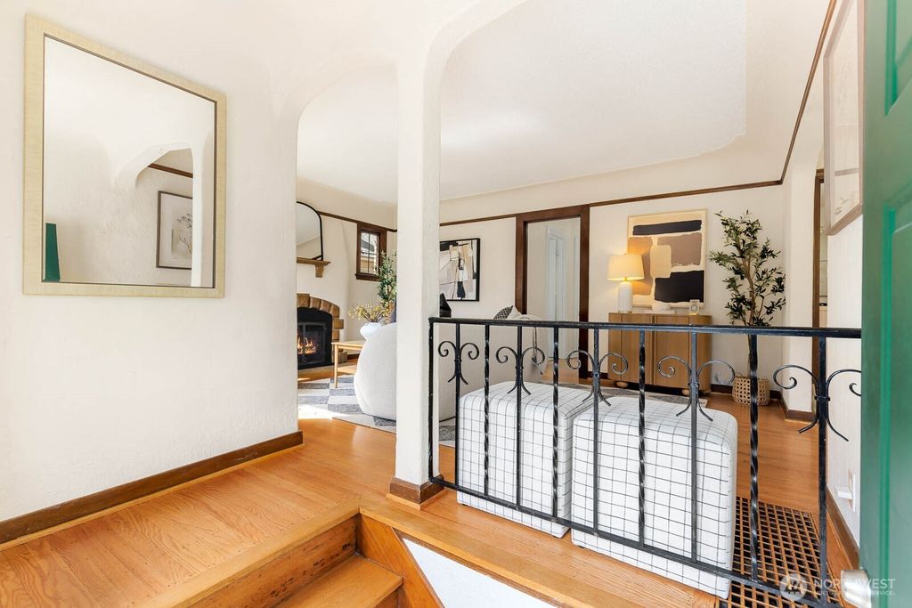 Photo of 1214 NE 98th Street, Seattle, WA 98115 (MLS # 2392105)