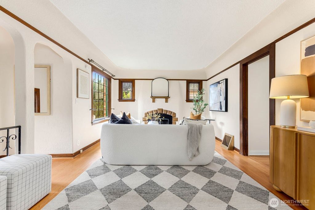 Photo of 1214 NE 98th Street, Seattle, WA 98115 (MLS # 2392105)