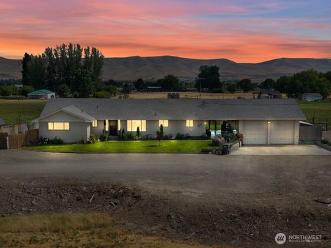Photo of 7802 Hicks Road, Grandview, WA 98930 (MLS # 2531886)