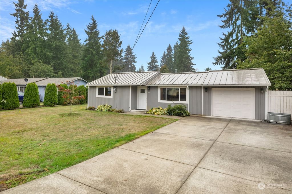 Photo of 1013 SW 307th Street, Federal Way, WA 98023 (MLS # 2168065)