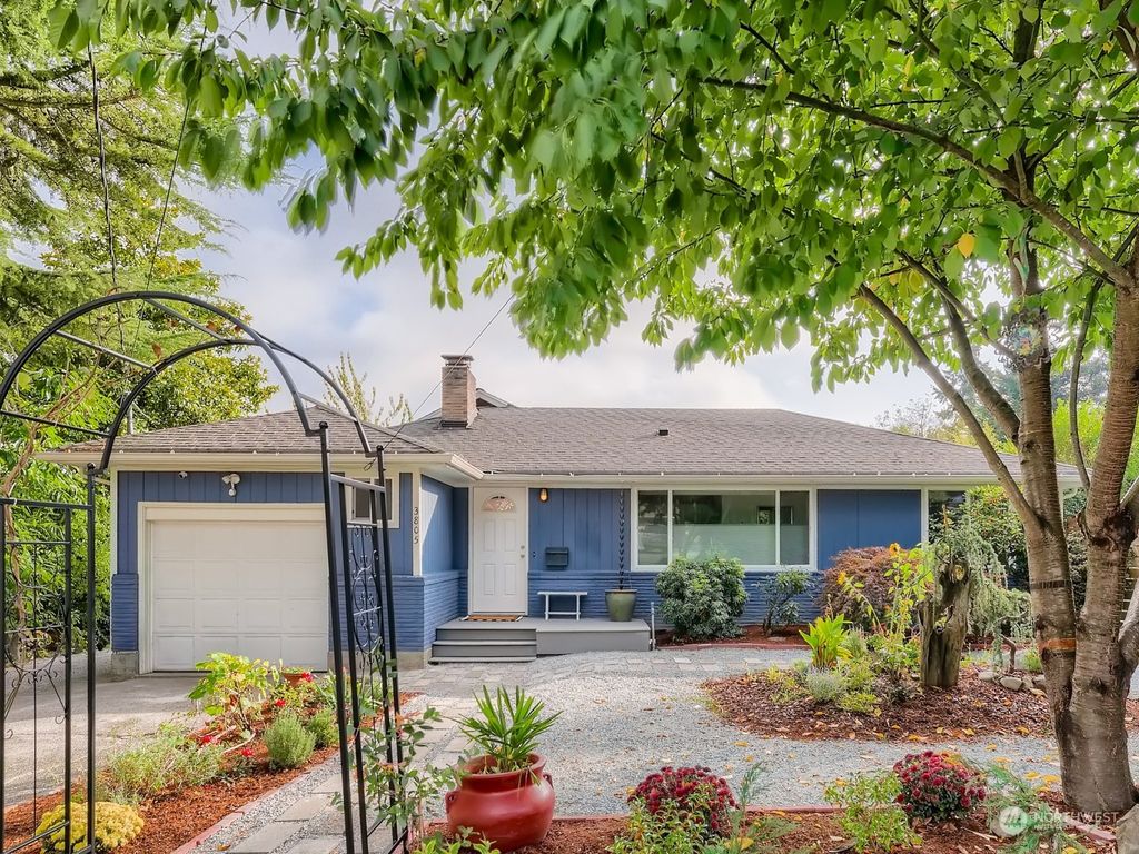 Photo of 3805 SW 106th Street SW, Seattle, WA 98146 (MLS # 2005039)