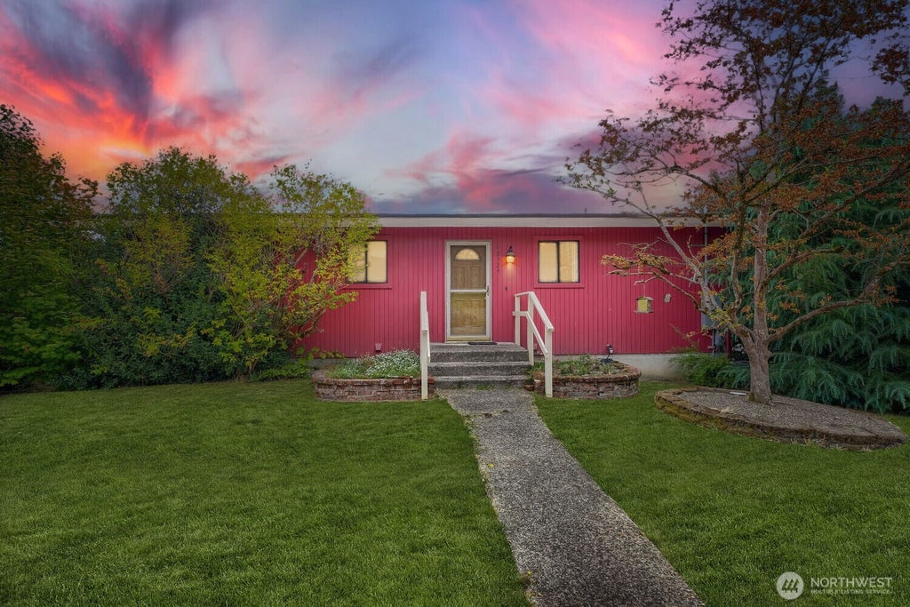 Photo of 12524 13th Avenue SW, Burien, WA 98146 (MLS # 2577613)