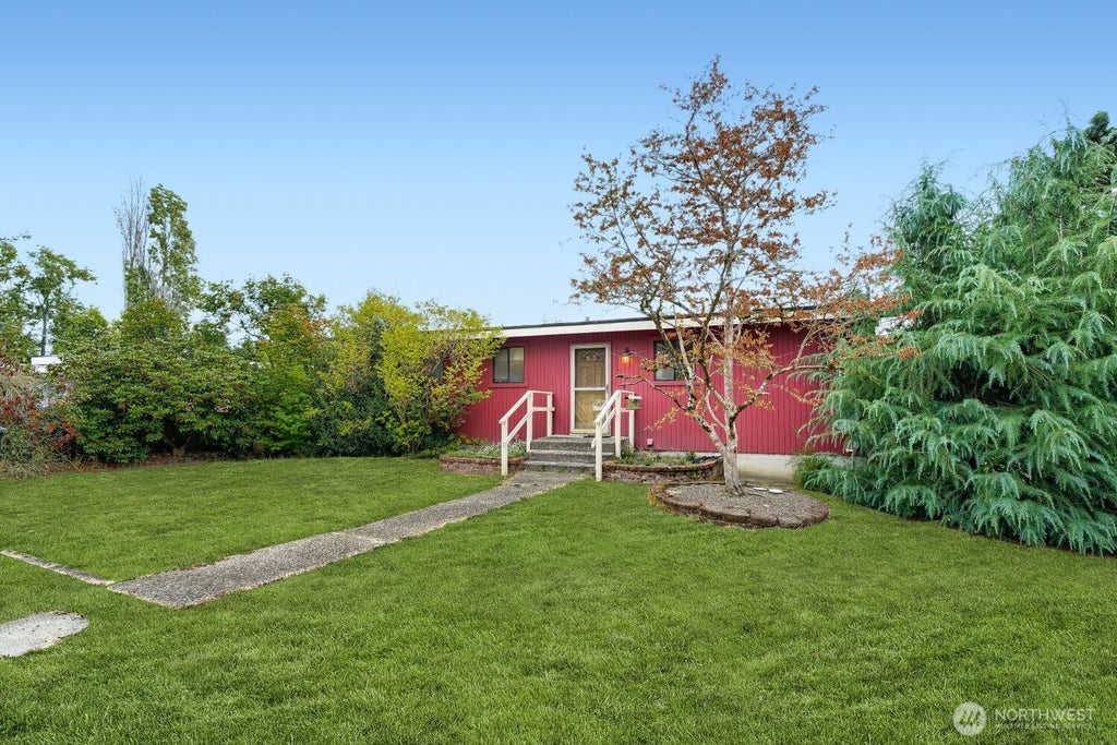 Photo of 12524 13th Avenue SW, Burien, WA 98146 (MLS # 2577613)