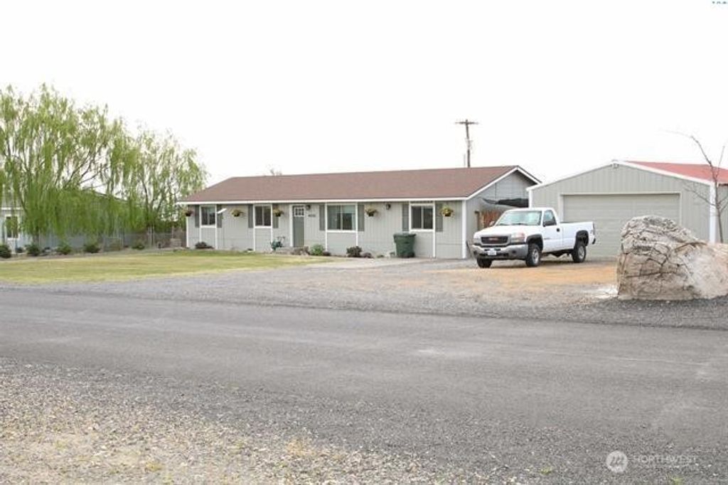 Photo of 46505 W Paterson Ave Ave, Paterson, WA 99345 (MLS # 2507199)