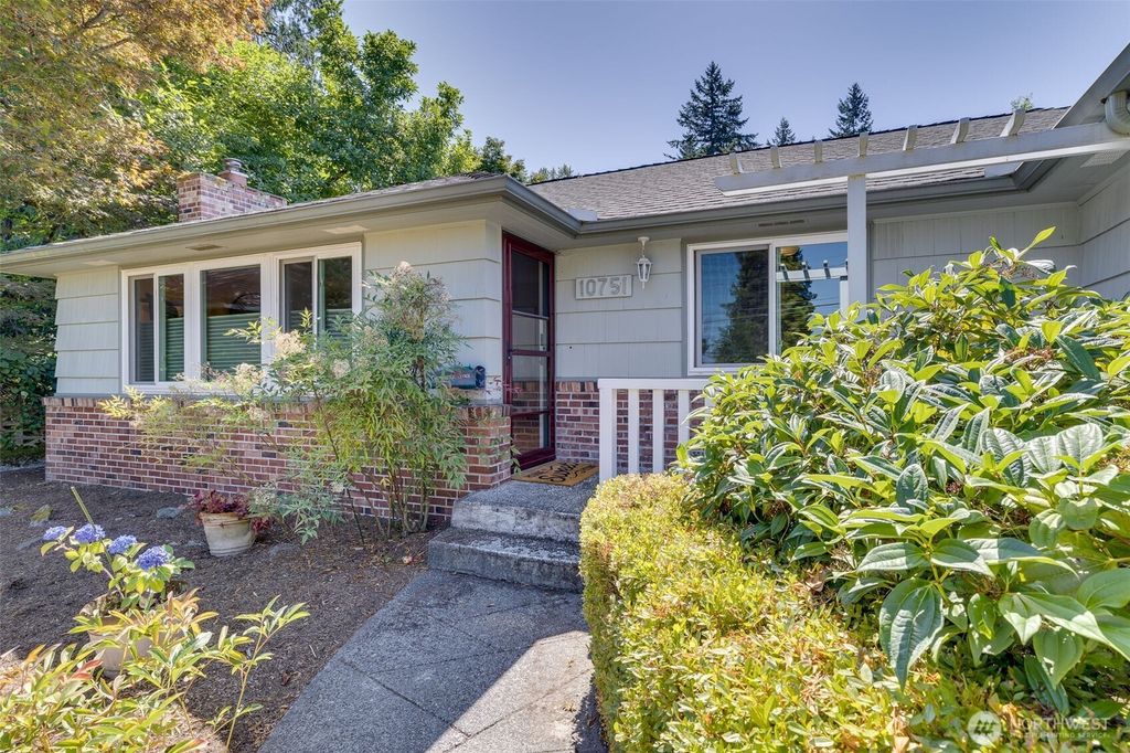 Photo of 10751 Durland Avenue NE, Seattle, WA 98125 (MLS # 2396182)