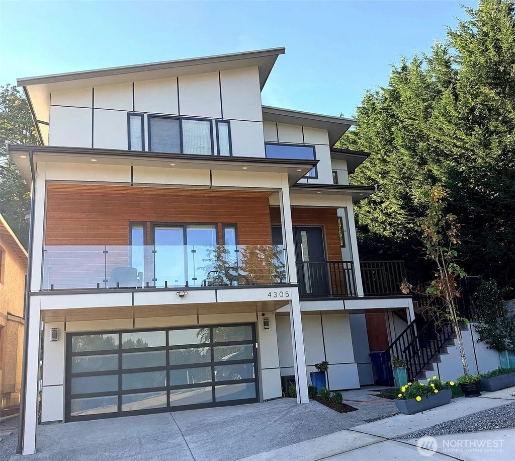 Photo of 4305 NE 26 Place, Renton, WA 98059 (MLS # 2528119)