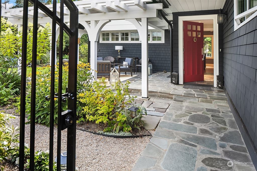 Photo of 8116 Overlake Drive W, Medina, WA 98039 (MLS # 2139321)