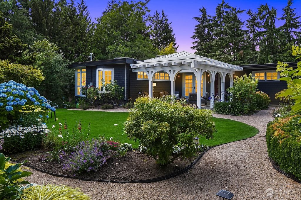 Photo of 8116 Overlake Drive W, Medina, WA 98039 (MLS # 2139321)