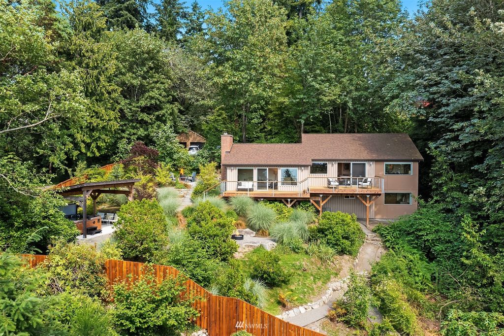 Photo of 15703 25th Avenue SW, Burien, WA 98166 (MLS # 1958992)