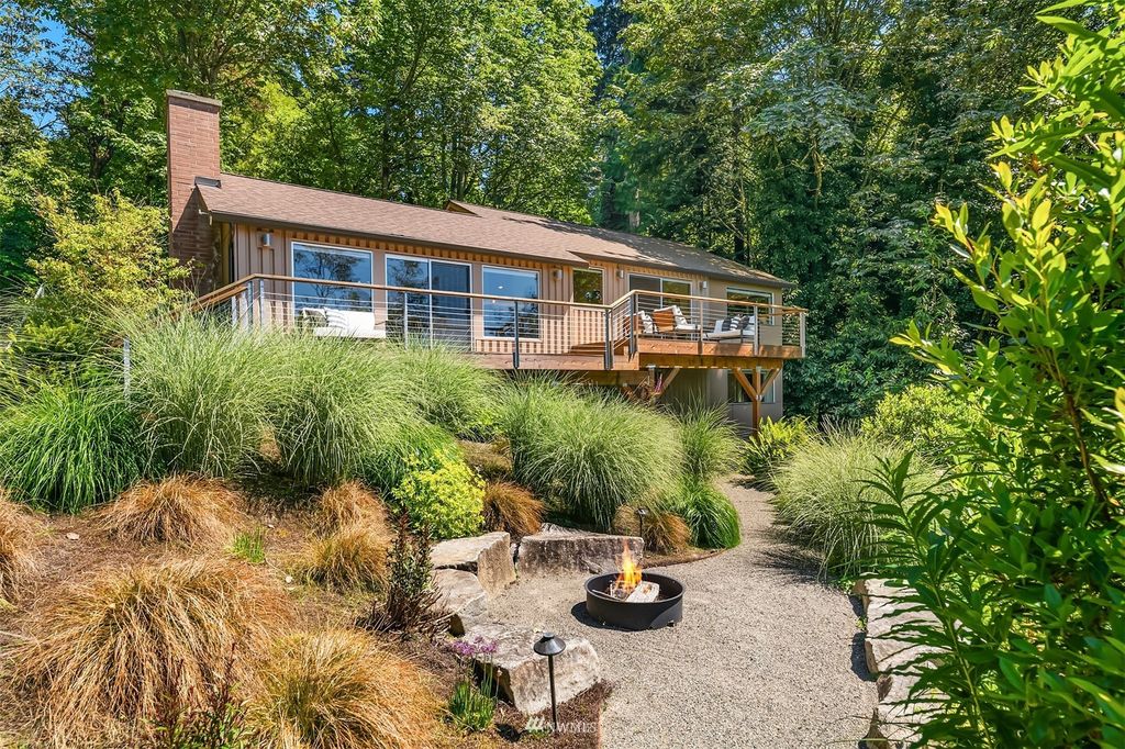 Photo of 15703 25th Avenue SW, Burien, WA 98166 (MLS # 1958992)