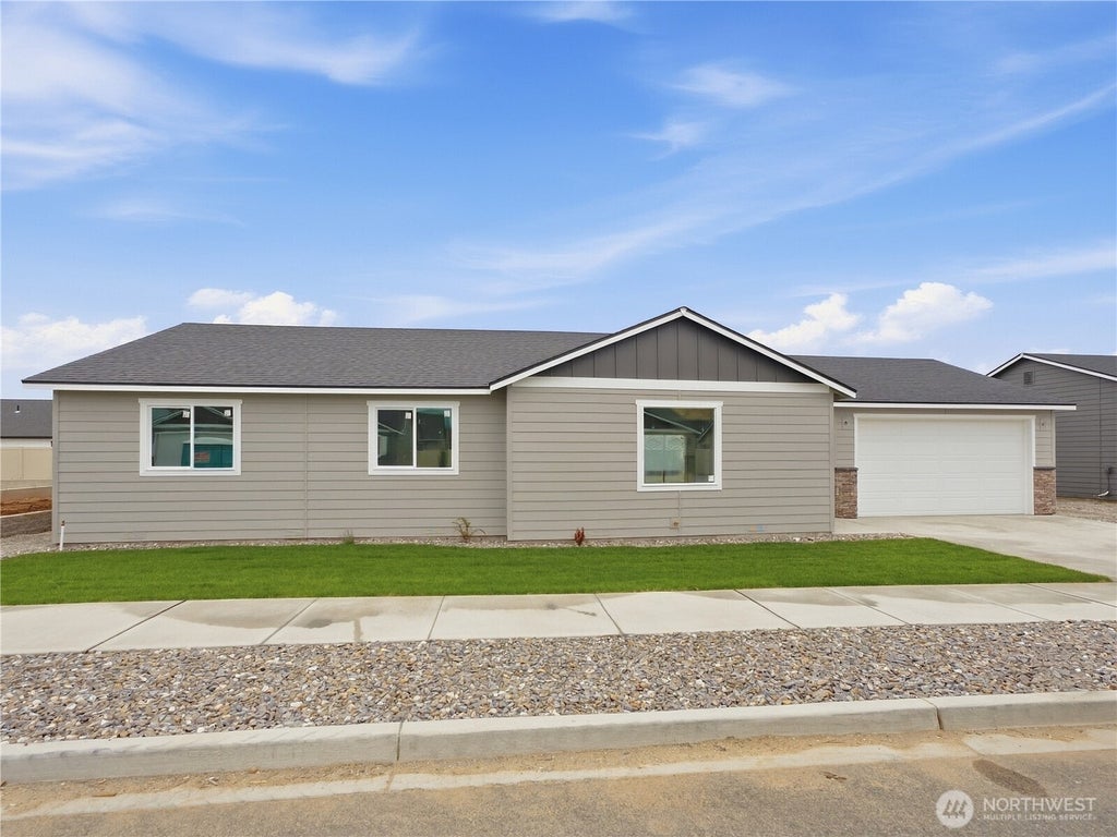 Photo of 201 Salmon Drive, Wenatchee, WA 98801 (MLS # 2583222)