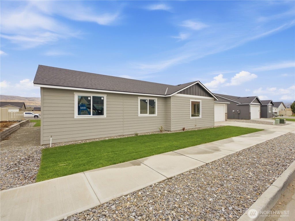 Photo of 201 Salmon Drive, Wenatchee, WA 98801 (MLS # 2583222)