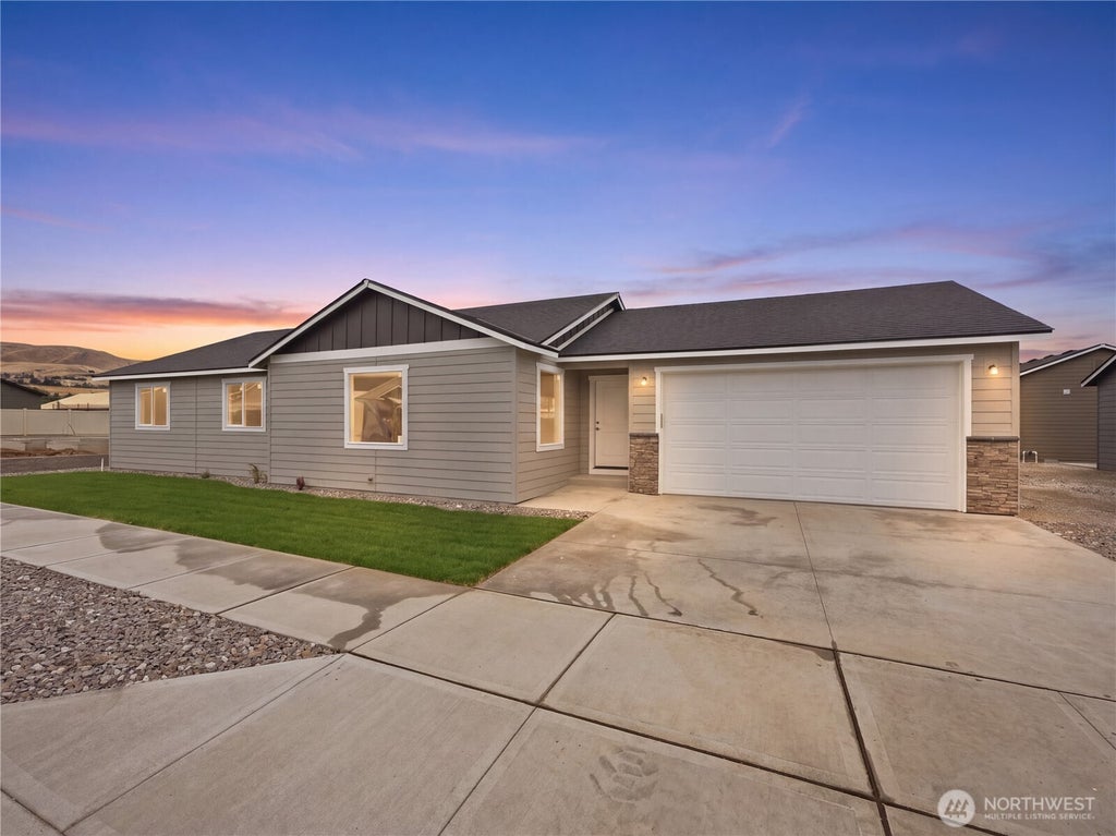 Photo of 201 Salmon Drive, Wenatchee, WA 98801 (MLS # 2583222)