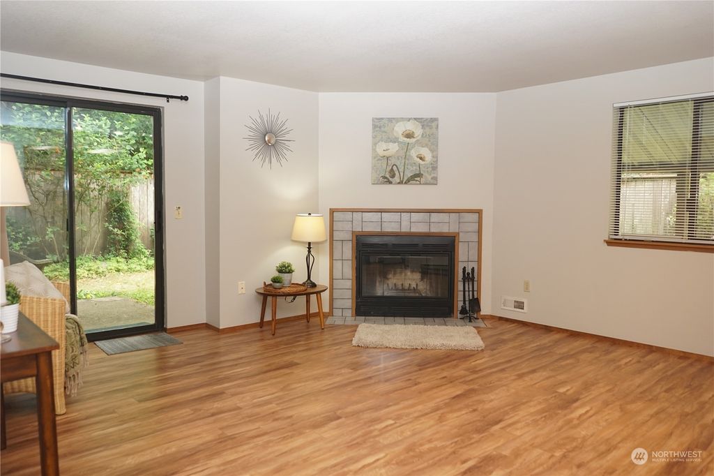 listing image 9360042106529337621