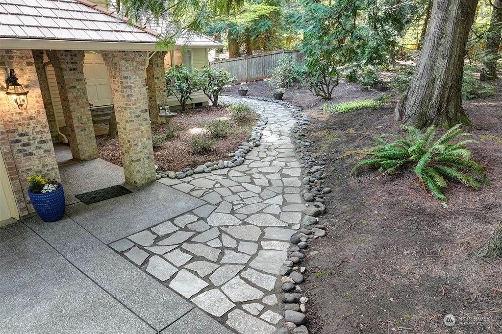 Photo of 810 238th Avenue NE, Sammamish, WA 98074 (MLS # 2217093)