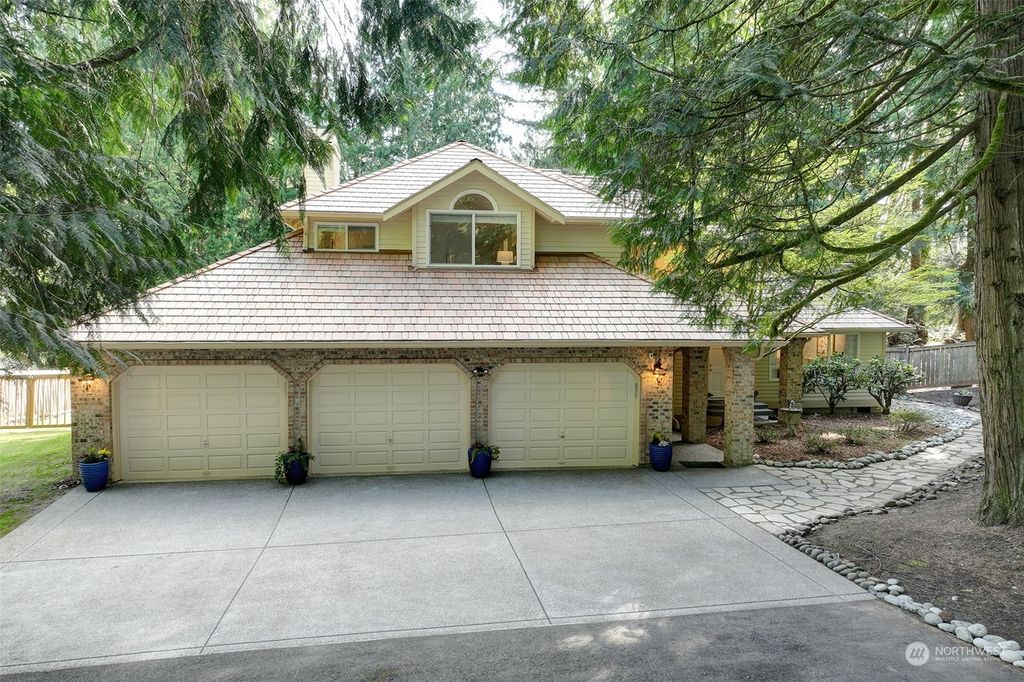 Photo of 810 238th Avenue NE, Sammamish, WA 98074 (MLS # 2217093)