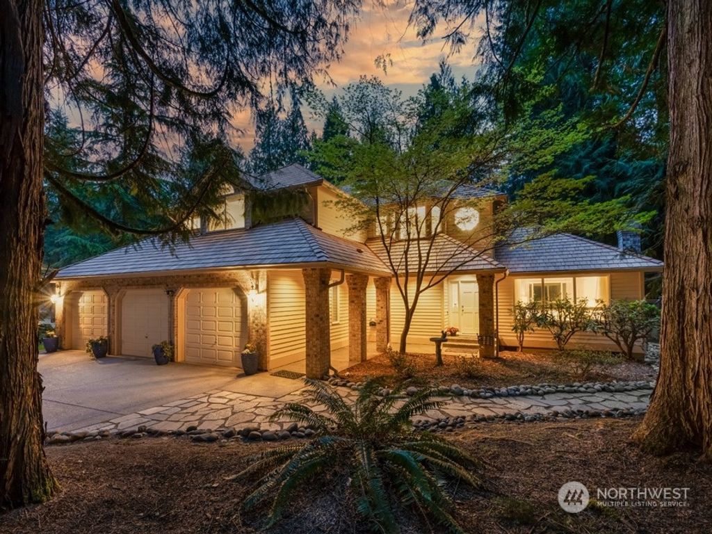 Photo of 810 238th Avenue NE, Sammamish, WA 98074 (MLS # 2217093)