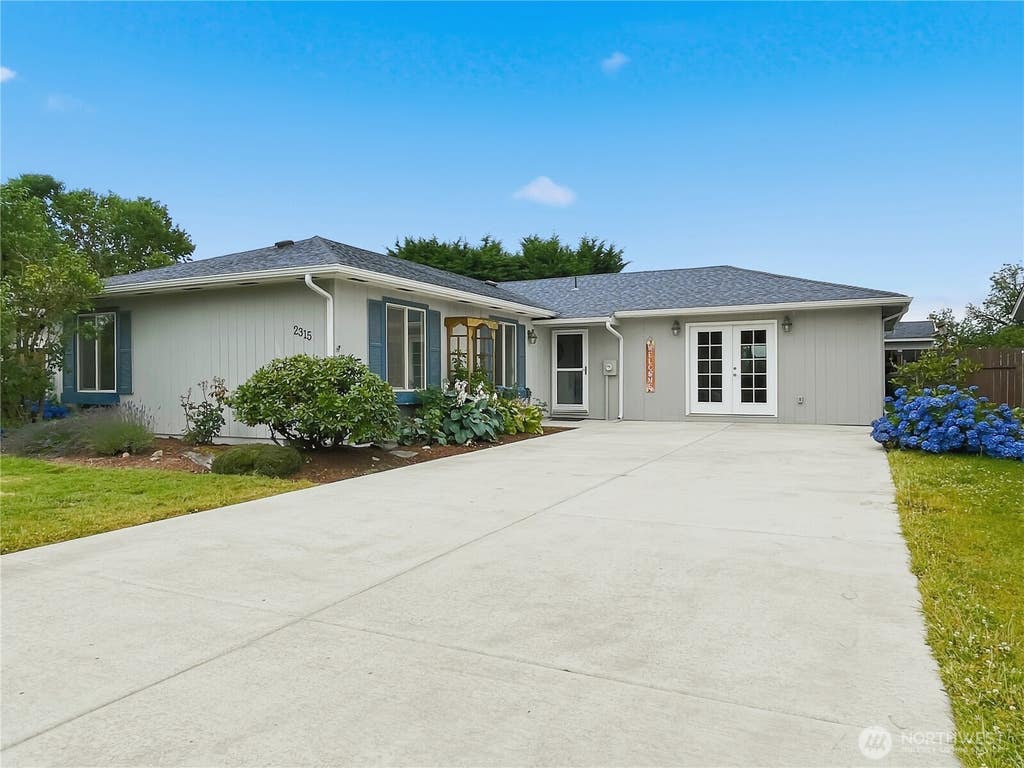 Photo of 2315 Jennifer Place, Longview, WA 98632 (MLS # 2548864)